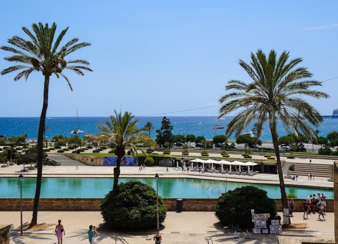 lake promenade pool
