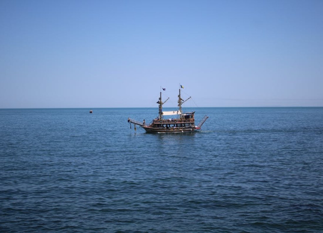 pirate ship sea