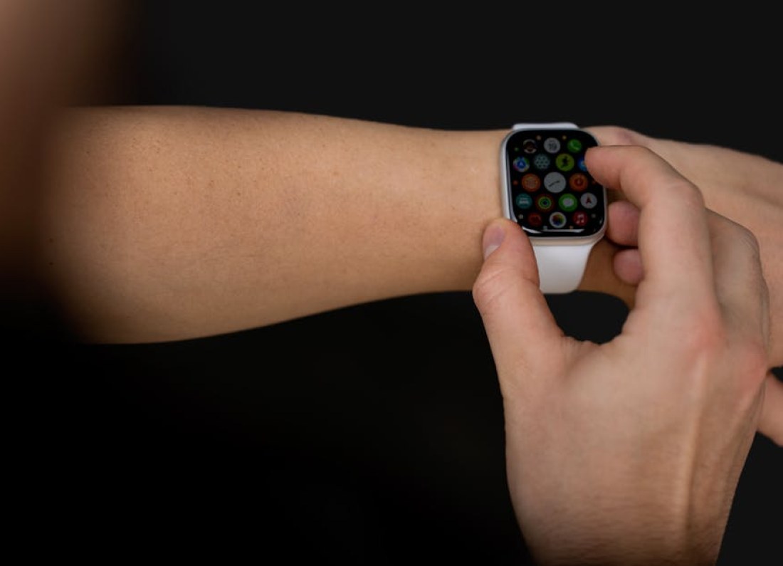 smartwatch e-ink display